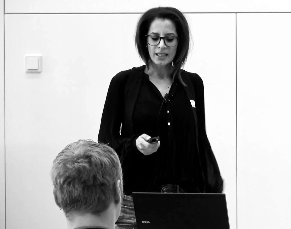 Safaa Mohajeri hält einen Fachvortrag