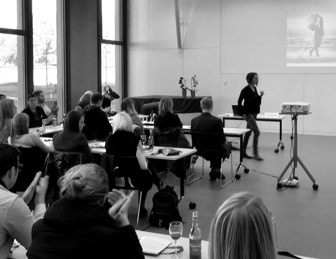 Safaa Mohajeri als Vortragende vor Publikum im Saal